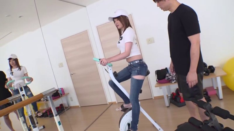 ダメージジーンズ姿の素人ギャル、69からグラインド騎乗位まで凄テク披露！