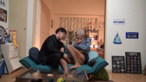 隠しカメラだらけのヤリ部屋で、黒ギャルが友達とセフレをシェアする最先端の性体験