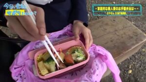 戸惑いながら手コキするロリ顔美魔女！電マ調教でかわいいあえぎ声が響く