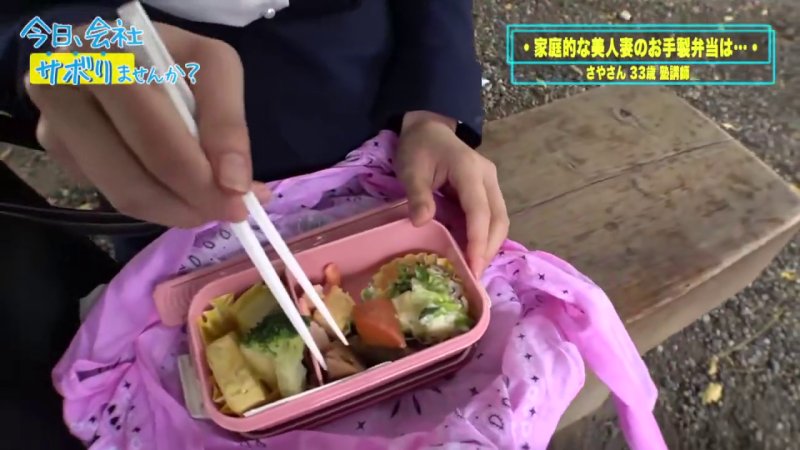 戸惑いながら手コキするロリ顔美魔女！電マ調教でかわいいあえぎ声が響く