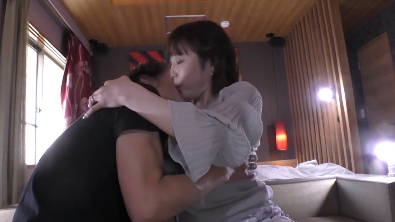 四十路人妻の恐るべき性欲！言葉責めで潮吹き＆お漏らしする清楚系ビッチ